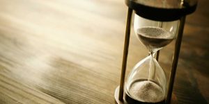 NUM CURTO ESPAÇO DE TEMPO